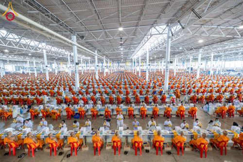 ภาพ No.60005:พิธีเจริญพระพุทธมนต์ "ฉลองอายุวัฒนมงคล 80 ปี หลวงพ่อธัมมชโย" พิธีถวายไทยธรรม คณะสงฆ์ 10,000 กว่าวัดทั่วประเทศ ในวันคุ้มครองโลก วันจันทร์ที่ 22 เมษายน พ.ศ. 2567 ณ สภาธรรมกายสากล วัดพระธรรมกาย จ.ปทุมธานี