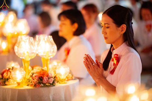 ภาพ No.197207:พิธีจุดประทีปถวายเป็นพุทธบูชา และบูชาธรรมมหาปูชนียาจารย์ ณ วัดโบสถ์(บน) ตำบลบางคูเวียง อำเภอบางกรวย จังหวัดนนทบุรี ในโครงการธรรมยาตรา กตัญญูบูชา มหาปูชนียาจารย์ พระมงคลเทพมุนี(สด จนฺทสโร) พระผู้ปราบมาร อนุสรณ์สถาน 7 แห่ง ปีที่ 13 วันที่ 18 มกราคม พ.ศ. 25