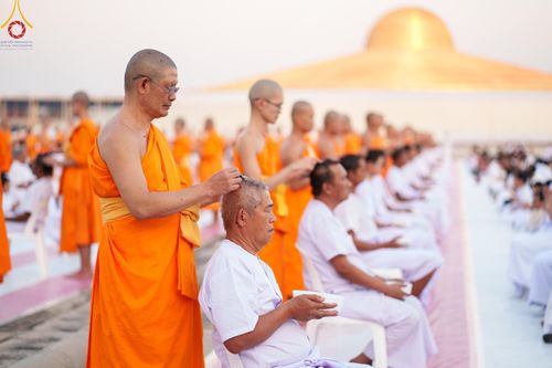 ภาพ No.180056:พิธีปลงผมนาคธรรมทายาท ในโครงการอุปสมบทหมู่ บูชาธรรมมหาปูชนียาจารย์ (ศูนย์อบรมวัดพระธรรมกาย) วันที่ 1 ธันวาคม พ.ศ. 2567 ณ ลานธรรมหารัตนวิหารคด วัดพระธรรมกาย จ.ปทุมธานี