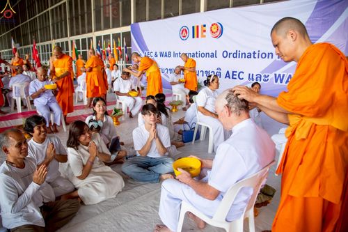 ภาพ No.230838:วันที่ 28 มิถุนายน พ.ศ. 2568 พิธีตัดปอยผมและปลงผม โครงการบวชพระนานาชาติ AEC & WAB รุ่นที่ 9 ณ วิหารคด 2 วัดพระธรรมกาย