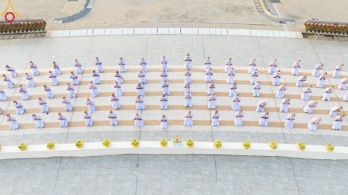 ภาพ No.101482:พิธีเวียนประทักษิณ, พิธีวันทาเจดีย์, พิธีขอขมาและมอบผ้าไตร ในโครงการอุปสมบทหมู่ รุ่นบูชาธรรมมหาปูชนียาจารย์ ณ วัดพระธรรมกาย ในวันที่ 9 ธันวาคม พ.ศ. 2566