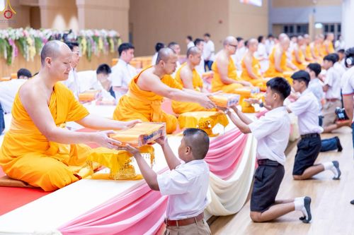 ภาพ No.245977:วันเสาร์ที่ 13 กันยายน พ.ศ. 2568 พิธีมอบผ้าไตรประธานกฐินสัมฤทธิ์เด็กดี V-Star ณ สภาธรรมกายสากล วัดพระธรรมกาย