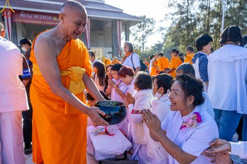 ภาพ No.103901:พิธีตักบาตรพระ 1,000 รูป ครั้งที่ 7 ถวายเป็นพุทธบูชา เพื่อช่วยเหลือคณะสงฆ์ 323 วัด 4 จังหวัดชายแดนภาคใต้ และถวายแด่คณะสงฆ์จังหวัดพิษณุโลก ณ ลานธรรมธุดงคสถานพิษณุโลก อ.วังทอง จ.พิษณุโลก วันที่ 24 ธันวาคม พ.ศ. 2566