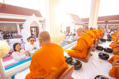 ภาพ No.197699:พิธีตักบาตรพระธรรมยาตรา ณ อนุสรณ์สถานลำดับที่ 4 สถานที่เกิดด้วยกายธรรม วัดโบสถ์(บน) ต.บางคูเวียง จ.นนทบุรี ในโครงการธรรมยาตรา กตัญญูบูชา มหาปูชนียาจารย์ พระมงคลเทพมุนี(สด จนฺทสโร) พระผู้ปราบมาร อนุสรณ์สถาน 7 แห่ง ปีที่ 13 วันที่ 19 มกราคม พ.ศ. 2568