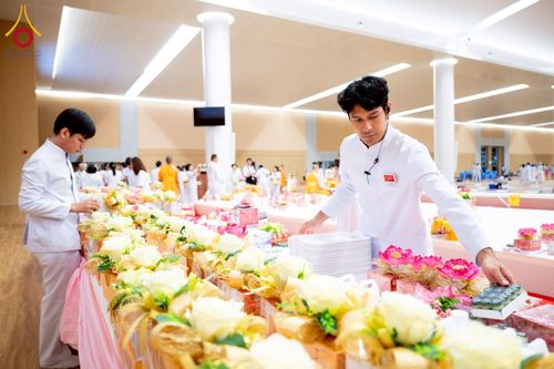 ภาพ No.239628:วันอาทิตย์ที่ 17 สิงหาคม พ.ศ. 2568 พิธีถวายคิลานเภสัช และอุปกรณ์ทางการแพทย์ แด่คณะสงฆ์ เนื่องในวันธรรมชัย ณ ห้องแก้วสารพัดนึก 2 สภาธรรมกายสากล วัดพระธรรมกาย