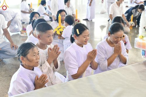 ภาพ No.143454:พิธีตักบาตร ข้าวสารอาหารแห้ง ณ บ้านแก้วเรือนทองคุณยายฯ และ พิธีบูชาข้าวพระ  ณ สภาธรรมกายสากล วัดพระธรรมกาย วันอาทิตย์ที่ 7 กรกฎาคม พ.ศ. 2567