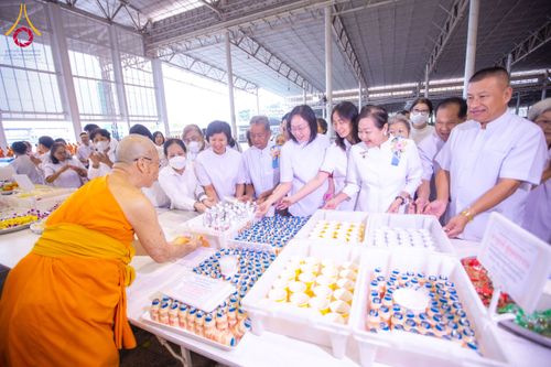 ภาพ No.202744:พิธีถวายภัตตาหารเป็นสังฆทาน แด่พระธรรมยาตรา ณ วัดพระธรรมกาย ตำบลคลองสาม อำเภอคลองหลวง จังหวัดปทุมธานี ในโครงการธรรมยาตรา กตัญญูบูชา มหาปูชนียาจารย์ พระมงคลเทพมุนี(สด จนฺทสโร) พระผู้ปราบมาร อนุสรณ์สถาน 7 แห่ง ปีที่ 13 วันที่ 28 มกราคม พ.ศ. 2568