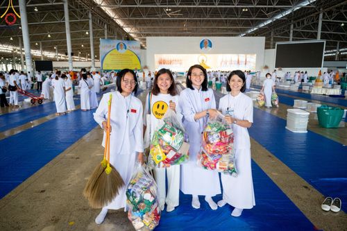 ภาพ No.136624:พิธีตักบาตร พิธีบูชาข้าวพระ ในวันอาทิตย์ต้นเดือนที่ 5 พฤษภาคม พ.ศ. 2567 ณ วัดพระธรรมกาย จ.ปทุมธานี