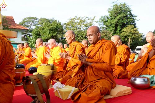 ภาพ No.235212:วันอาทิตย์ที่ 27 กรกฎาคม พ.ศ. 2568 พิธีตักบาตรพระ1,000 รูป ทำบุญเมืองพัทลุง ประธานสงฆ์ พระปริยัติวชิโรดม  เจ้าคณะจังหวัดพัทลุง ประธานฆราวาส นายรัฐศาสตร์ ชิดชู  ผู้ว่าราชการจังหวัดพัทลุง