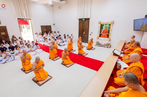 ภาพ No.252297:วันที่ 4-5 ตุลาคม พ.ศ. 2568  วัดพระธรรมกายแคลิฟอร์เนีย ประเทศสหรัฐอเมริกา ได้จัดพิธีตัดปอยผม โดยคณะสงฆ์ ญาติ ๆ และสาธุชน ให้กับนาคธรรมทายาท 8 ท่าน และได้จัดพิธีบรรพชา-อุปสมบท ฉลองพิธีทอดกฐินบรมจักรพรรดิ สร้างอุโบสถ 82 ปี บูชาธรรมหลวงพ่อธัมมชโย