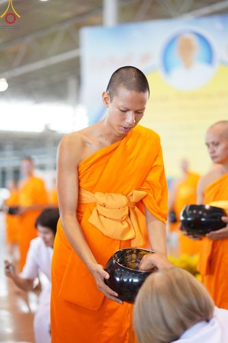 ภาพ No.139125:พิธีตักบาตร , พิธีบูชาข้าวพระ ณ ห้องแก้วสารพัด 1 สภาธรรมกายสากล วัดพระธรรมกาย วันอาทิตย์ต้นเดือนที่ 2 มิถุนายน พ.ศ. 2567