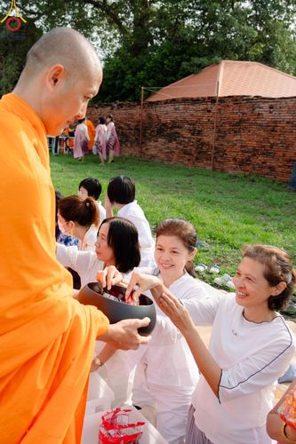 ภาพ No.138586:พิธีตักบาตร วัดราชบูรณะ จ.พระนครศรีอยุธยา วันที่ 25 พฤษภาคม พ.ศ.2567