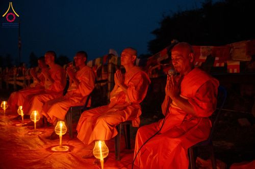 ภาพ No.132404:พิธีจุดโคมประทีปถวายเป็นพุทธบูชา ในโครงการบรรพชา 1,250 รูป ณ แดนประสูติ สวนลุมพินี ประเทศเนปาล วันที่ 17 มีนาคม พ.ศ. 2567