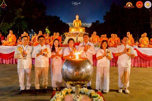 ภาพ No.224538:วันจันทร์ที่ 12 พฤษภาคม พ.ศ. 2568  ชาวพุทธในอินโดนีเซีย ร่วมฉลองวิสาขบูชาจุดประทีปกว่า 200,000 ดวง ณ พระมหาเจดีย์บรมพุทโธ  เจริญพุทธมนต์ถวาย “พระวชิรเกล้าเจ้าอยู่หัว”