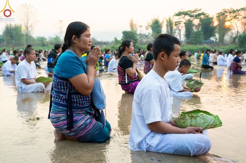 ภาพ No.63335:Photo Story  มหัศจรรย์วัดดงดินแดง Episode 1  พิธีปลงผมนาคธรรมทายาท  ในโครงการบรรพชาอุปสมบทหมู่ ฟื้นฟูพระพุทธศาสนาทั่วไทย วัดดงดินแดง ณ ลำน้ำแม่ตื่น อ.อมก๋อย จ.เชียงใหม่ วันที่ 2 เมษายน พ.ศ. 2567