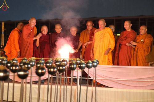 ภาพ No.77254:พิธีจุดมาฆประทีป ในวันมาฆบูชา อาทิตย์ต้นเดือนที่ 6 มีนาคม พ.ศ. 2566 ณ วัดพระธรรมกาย อ.คลองหลวง จ.ปทุมธานี