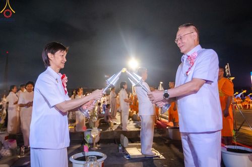 ภาพ No.160642:พิธีจุดประทีป 20,000 ดวง บูชาพระมหาธรรมกายเจดีย์ และบูชาพระมงคลเทพมุนี (สด จนฺทสโร) พระผู้ปราบมาร ณ ลานธรรม พระมหาธรรมกายเจดีย์ วัดพระธรรมกาย จ.ปทุมธานี วันที่ 10 ตุลาคม พ.ศ. 2567