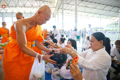ภาพ No.151059:พิธีตักบาตร ในวันอาทิตย์ต้นเดือน วันที่ 1 กันยายน พ.ศ. 2567 ณ สภาธรรมกายสากล วัดพระธรรมกาย
