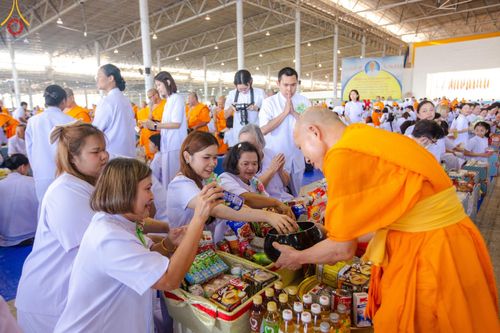 ภาพ No.167552:พิธีตักบาตรและพิธีบูชาข้าวพระ ในวันอาทิตย์ที่ 3 พฤศจิกายน พ.ศ. 2567 ณ วัดพระธรรมกาย