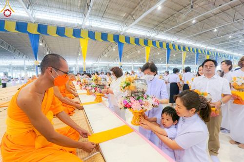 ภาพ No.123794:พิธีถวายโคมมาฆประทีป น้อมถวายเป็นพุทธบูชา แด่คณะพระภิกษุ สามเณร  ณ วัดพระธรรมกาย จ.ปทุมธานี วันเสาร์ที่ 17 กุมภาพันธ์ พ.ศ. 2567