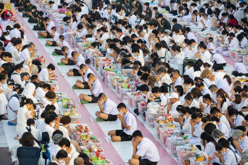 ภาพ No.101879:ตักบาตรพระ 10,000 รูป เติมบุญให้แผ่นดิน เนื่องในโอกาส 192 ปี จังหวัดกาญจนบุรี หนึ่งในโครงการตักบาตรพระ 2,000,000 รูป  77 จังหวัดทุกวัดทั่วไทย วันจันทร์ที่ 11 ธันวาคม พ.ศ. 2566 บริเวณถนนสองแคว (SKY WALK) เมืองกาญจนบุรี