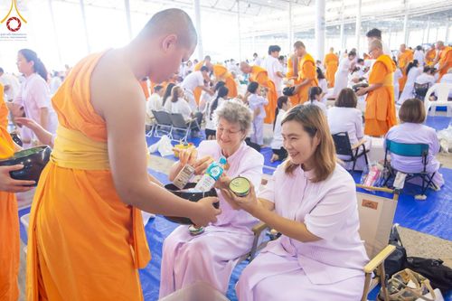 ภาพ No.222035:วันที่ 4 พฤษภาคม พ.ศ. 2568 พิธีตักบาตร เนื่องในวันอาทิตย์ต้นเดือน ณ บ้านแก้วเรือนทองคุณยายฯ วัดพระธรรมกาย