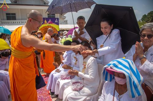 ภาพ No.130064:V.34 เพื่อธรรมเพื่อบางกล่ำ การรับบุญของเจ้าหน้าที่หน่วยงานต่างๆ  เพื่องานธรรมยาตราอัญเชิญพระบรมสารีริกธาตุ ประดิษฐาน ณ มหารัตนเจดีย์สิริปทุมสวรรค์ (เจดีย์อริยพุทธะ 5 พระองค์) ณ ศูนย์ปฏิบัติธรรมภาคใต้ อ.บางกล่ำ จ.สงขลา ระหว่างวันที่ 9-10 มีนาคม พ.ศ. 2567