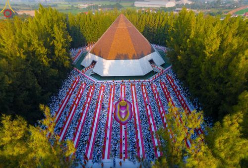 ภาพ No.107436:พิธีตักบาตรพระธรรมยาตราฯ ในโครงการธรรมยาตรากตัญญูบูชา มหาปูชนียาจารย์ พระมงคลเทพมุนี(สด จนฺทสโร) พระผู้ปราบมาร ปีที่ 12 ณ อนุสรณ์สถานมหาวิหารพระมงคลเทพมุนี อ.สองพี่น้อง จ.สุพรรณบุรี วันที่ 7 มกราคม พ.ศ. 2567