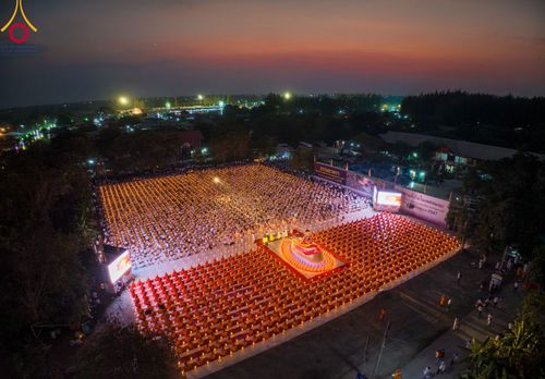 ภาพ No.112073:พิธีจุดประทีปถวายเป็นพุทธบูชา และบูชาธรรมมหาปูชนียาจารย์ พระมงคลเทพมุนี(สด จนฺทสโร) ในโครงการธรรมยาตรา กตัญญูบูชา มหาปูชนียาจารย์ พระมงคลเทพมุนี(สด จนฺทสโร) พระผู้ปราบมาร อนุสรณ์สถาน 7 แห่ง ปีที่ 12 วันที่ 14 มกราคม พ.ศ. 2567 ณ วัดสองพี่น้อง อ.สองพี่น้อง