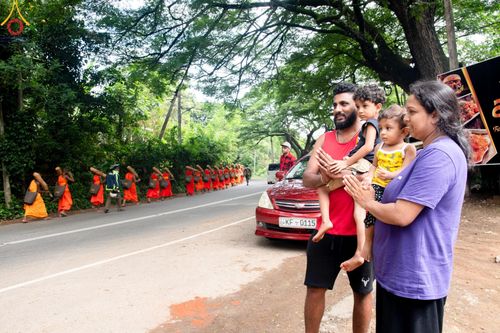 ภาพ No.140744:PhotoStory มหาศรัทธา ธรรมยาตราศรีลังกา EP.4 โครงการสยาม-ลังกา ธรรมยาตรา ฉลองเทศกาลวิสาขบูชาแห่งชาติ ศรีลังกา  บูชาธรรม 80 ปีหลวงพ่อธัมมชโย เส้นทางจาก เมืองดัมบูลลา ไปยัง เมืองมาตะเล  ตั้งแต่วันที่ 17-20 พฤษภาคม พ.ศ. 2567