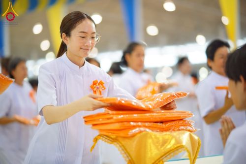 ภาพ No.215449:วันอาทิตย์ต้นเดือนที่ 6 เมษายน พ.ศ. 2568 ขบวนอัญเชิญผ้าป่าสมทบ มหาสังฆทาน 40,000 กว่าวัดทั่วประเทศ ณ สภาธรรมกายสากล วัดพระธรรมกาย