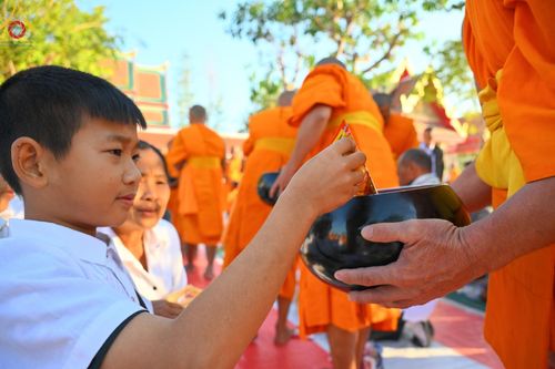 ภาพ No.195400:พิธีตักบาตรพระธรรมยาตรา ณ อนุสรณ์สถานลำดับที่ 3 สถานที่เกิดใหม่ในเพศสมณะ วัดสองพี่น้อง ต.ต้นตาล อ.สองพี่น้อง จ.สุพรรณบุรี ในโครงการธรรมยาตรา กตัญญูบูชา มหาปูชนียาจารย์ พระมงคลเทพมุนี(สด จนฺทสโร) พระผู้ปราบมาร ปีที่ 13 วันที่ 15 มกราคม พ.ศ.2568