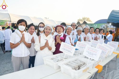 ภาพ No.108149:พิธีถวายภัตตาหารเป็นสังฆทาน แด่คณะพระธรรมยาตราฯ ในโครงการธรรมยาตรากตัญญูบูชา มหาปูชนียาจารย์ พระมงคลเทพมุนี(สด จนฺทสโร) พระผู้ปราบมาร อนุสรณ์สถาน 7 แห่ง ปีที่ 12 วันที่ 8 มกราคม พ.ศ. 2567 ณ อนุสรณ์สถานมหาวิหารพระมงคลเทพมุนี (โลตัสแลนด์) อ.สองพี่น้อง จ.สุ