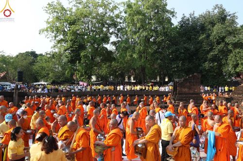 ภาพ No.58752:พิธีตักบาตรพระ ๑,๐๐๐ รูป สมโภชครบรอบ ๘๐๐ ปี พระบรมธาตุเมืองเชลียง ณ วัดพระศรีรัตนมหาธาตุ ราชวรวิหาร  (วัดพระปรางค์) ต.ศรีสัชนาลัย  อ.ศรีสัชนาลัย จ.สุโขทัย วันพฤหัสบดีที่ ๒๕ เมษายน พ.ศ. ๒๕๖๗