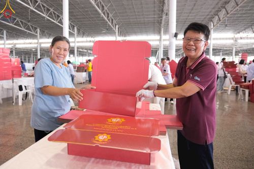 ภาพ No.210934:วันที่ 15 มีนาคม พ.ศ. 2568  บุญบรรจุกล่องไทยธรรม เพื่อถวายแด่พระสังฆาธิการ 40,000 กว่าวัดทั่วไทย ในวันคุ้มครองโลก 22 เมษายน พ.ศ. 2568