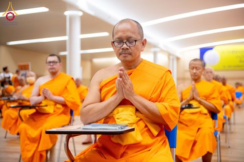 ภาพ No.208844:พระบาทสมเด็จพระเจ้าอยู่หัวทรงพระกรุณาโปรดเกล้าฯ พระราชทานภัตตาหารพระราชทาน แด่พระภิกษุ สามเณร ในการสอบบาลีสนามหลวง ณ วัดพระธรรมกาย วันที่ 22 กุมภาพันธ์ พ.ศ. 2568 ณ วัดพระธรรมกาย อำเภอคลองหลวง จังหวัดปทุมธานี