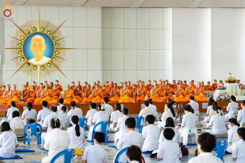 ภาพ No.122928:พิธีสวดพระพุทธมนต์ พิธีทอดผ้าบังสุกุล และพิธีถวายภัตตาหาร เป็นสังฆทานแด่พระภิกษุ สามเณร เนื่องในวันมหาปูชนียาจารย์ วันเสาร์ที่ 3 กุมภาพันธ์ พ.ศ. 2567 ณ หอฉันคุณยายอาจารย์ฯ วัดพระธรรมกาย