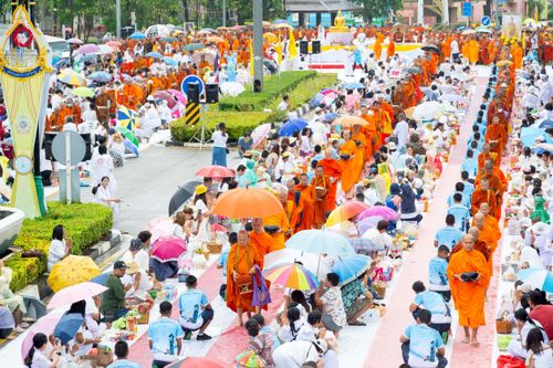 ภาพ No.226138:วันอาทิตย์ที่ 25 พฤษภาคม พ.ศ. 2568 พิธีตักบาตรพระ 1,000 รูปเมืองตรัง ครบรอบ 110 ปี เมืองทับเที่ยง ถวายเป็นพุทธบูชา ถวายเป็นพระราชกุศลแด่รัชกาลที่ 10 และอุทิศส่วนกุศลแด่อดีตเจ้าเมืองตรัง และบรรพบุรุษ ณ บริเวณหน้าศาลากลางจังหวัดตรัง ถนนพระราม 6