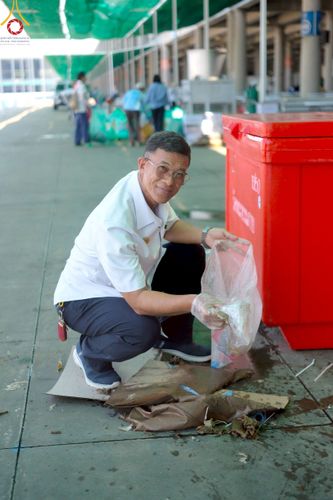 ภาพ No.220525:วันที่ 23-25 เมษายน พ.ศ. 2568 เจ้าหน้าที่และสาธุชนช่วยกัน รับบุญเก็บงานวันคุ้มครองโลก ณ วัดพระธรรมกาย