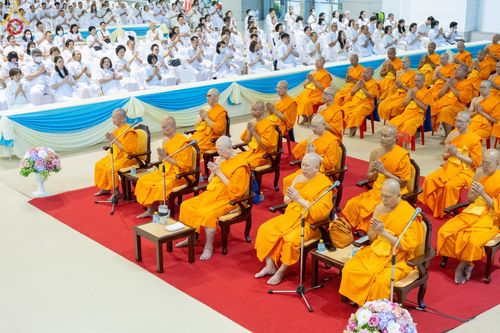 ภาพ No.177636:พิธีตักบาตรและพิธีบูชาข้าวพระ ในวันอาทิตย์ต้นเดือนที่ 1 ธันวาคม พ.ศ. 2567 ณ สภาธรรมกายสากล วัดพระธรรมกาย