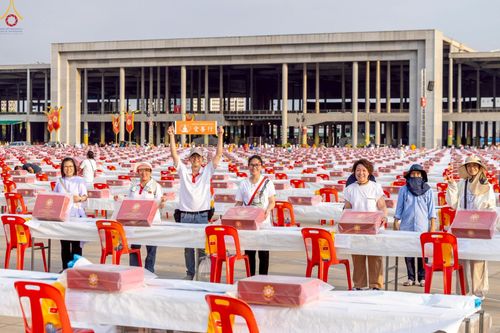 ภาพ No.225116:วันที่ 20 - 27 เมษายน พ.ศ. 2568 "ภาพแห่งความปลื้มที่ไม่มีวันจบ" คณะสงฆ์สามเณร เจ้าหน้าที่ และสาธุชน ร่วมแรงร่วมใจกันเตรียมงานและเก็บงาน เพื่อวันคุ้มครองโลก พิธีถวายมหาสังฆทานคณะสงฆ์ 40,000 กว่าวัดทั่วประเทศ