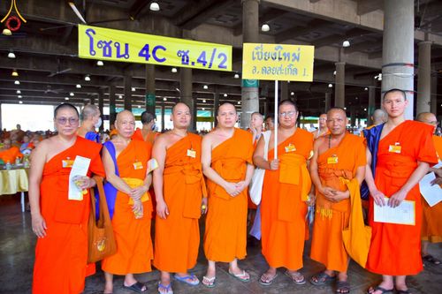 ภาพ No.219335:บรรยากาศการเดินทางเข้าวัดพระธรรมกาย , การต้อนรับปฏิสันถาร , การฉันภัตตาหารเช้า , การลงทะเบียนพระสังฆาธิการ  เนื่องในวันคุ้มครองโลก พิธีถวายมหาสังฆทานคณะสงฆ์ 40,000 กว่าวัดทั่วประเทศ ณ วัดพระธรรมกาย