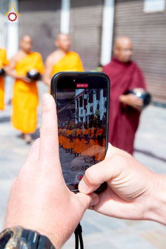 ภาพ No.213169:วันที่ 17 - 18 มีนาคม พ.ศ. 2568 คณะสงฆ์และสามเณรเดินบิณฑบาต รอบเมืองในพื้นที่ วัดสยมภูวนาถและราชวังปาตัน ณ เมืองกาฐมาณฑุ ประเทศเนปาล