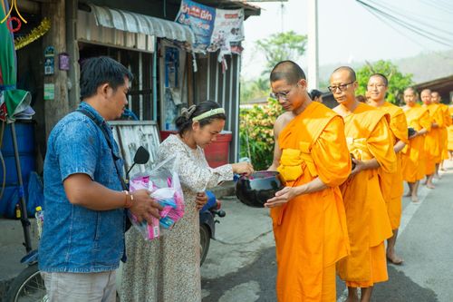 ภาพ No.62311:Photo Story  มหัศจรรย์วัดดงดินแดง Episode 4 กิจกรรมตักบาตรฉลองพระ-เณรกว่า 500 รูป