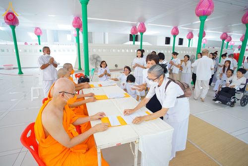 ภาพ No.62172:พิธีอุปสมบทในโครงการอุปสมบทหมู่ บูชาธรรมหลวงพ่อธัมมชโย พ.ศ.2567 ณ อุโบสถ วัดพระธรรมกาย จ.ปทุมธานี วันที่ 13-15 เมษายน พ.ศ. 2567