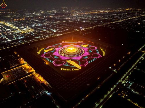 ภาพ No.224022:วันวิสาขบูชา วันอาทิตย์ที่ 11 พฤษภาคม พ.ศ. 2568 พิธีจุดวิสาขประทีป ,  พิธีเวียนประทักษิณรอบพระมหาธรรมกายเจดีย์ , พิธีฉลองชัยสวดมนต์บทธัมมจักกัปปวัตตนสูตร ครบ 7,357,000,000 จบ ณ มหารัตนวิหารคด วัดพระธรรมกาย