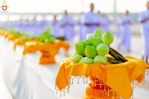 ภาพ No.217011:วันเสาร์ที่ 12 เมษายน พ.ศ. 2568 พิธีเวียนประทักษิณรอบพระมหาธรรมกายเจดีย์  พิธีวันทาเจดีย์ พิธีขอขมาและมอบผ้าไตร ในโครงการอุปสมบทหมู่ บูชาธรรมหลวงพ่อธัมมชโย, โครงการธรรมทายาท ระดับอุดมศึกษา รุ่นที่ 52 ,  โครงการบวชพระนานาชาติ AEC & WAB CEO รุ่นที่ 4 , ณ ว