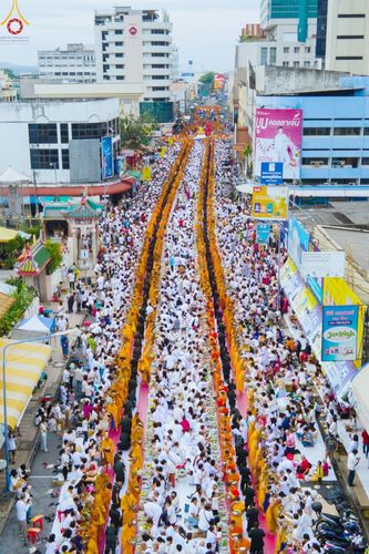 ภาพ No.85958:ตักบาตรพระนานาชาติ 10,000 รูป ใจกลางนครหาดใหญ่ จ.สงขลา วันอาทิตย์ที่ 20 สิงหาคม พ.ศ. 2566