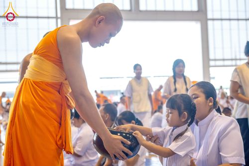 ภาพ No.223401:วันวิสาขบูชา วันอาทิตย์ที่ 11 พฤษภาคม พ.ศ. 2568 พิธีตักบาตร และปฎิบัติธรรม ณ สภาธรรมกายสากล วัดพระธรรมกาย