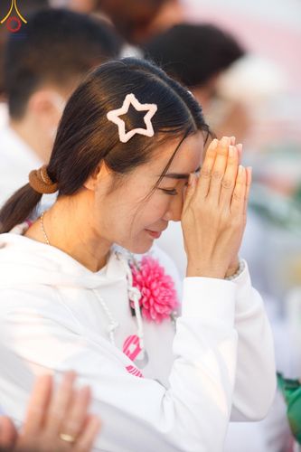 ภาพ No.201087:พิธีตักบาตรพระธรรมยาตรา ณ อนุสรณ์สถานลำดับที่ 5 สถานที่เผยแผ่วิชชาธรรมกายครั้งแรก อนุสรณ์สถานบางปลา วัดบางปลา อำเภอบางเลน จังหวัดนครปฐม ในโครงการธรรมยาตรา กตัญญูบูชา มหาปูชนียาจารย์ พระมงคลเทพมุนี(สด จนฺทสโร) พระผู้ปราบมาร อนุสรณ์สถาน 7 แห่ง ปีที่ 13